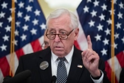 El líder de la mayoría demócrata en la Cámara de Representantes de EE.UU., Steny Hoyer, de Maryland, durante una conferencia de prensa en el Capitolio el 4 de febrero de 2020.
