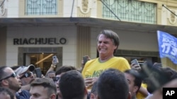 Jair Bolsonaro juste après avoir été poignardé lors d’un meeting de campagne à Juiz de Fora, au Brésil, le jeudi 6 septembre 2018. (AP Photo / Raysa Leite)