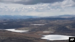 資料照片：美國國務卿布林肯在格陵蘭上空俯瞰北極地區。 (2021年5月20日)