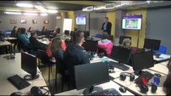 Американські волонтери зацікавили школярів із Золотоноші журналістикою. Відео