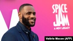 Le basketteur/acteur LeBron James arrive à la première mondiale de Warner Bros Pictures de "Space Jam: A New Legacy" au Regal LA Live à Los Angeles, Californie, le 12 juillet 2021.