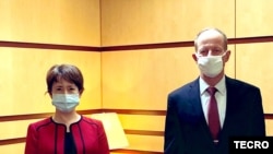 台灣駐美代表蕭美琴（左)2020年7月27日在國務院拜會亞太助卿史達偉(台灣駐美代表處推特)