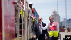 Predsjednik Joe Biden i glavni operativni direktor Lobito Atlantic Railway Nicolas Gregoire obilaze terminal u luci Lobito, Angola, 4. decembra 2024.