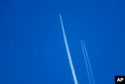 จรวดยูนิตี (ซ้าย) หลังถูกปล่อยตัวเพื่อไปยังขอบอวกาศ (ที่มา: เอพี)