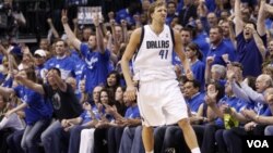 El alemán Dirk Nowitzki y su equipo, los campeones defensores los Dallas Mavericks, ven la temporada 2011-2012 en riesgo.