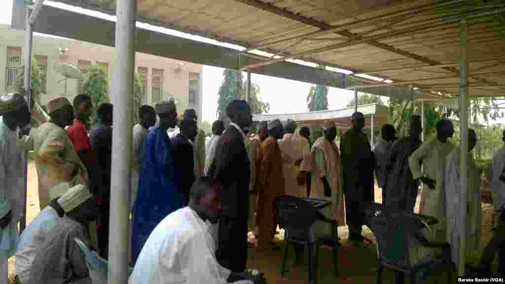 'Yan Nijer Mazauna Najeriya Akan Layi Wurin Kada Kuri'ar Zaben Shugaban Kasa Da 'Yan Majalisu