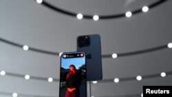 Un iPhone 15 Pro visto durante su presentación en Cupertino, en el estado de California, EEUU, el 12 de septiembre de 2023.