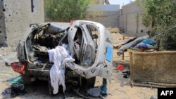 Scène après le bombardement d'une maison près du port stratégique de Hodeida sur la mer Rouge, tenu par les rebelles, où plusieurs civils, dont un enfant, ont été tués. 