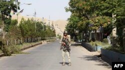 Pripadnik afganistanskih snaga bezbjednosti na straži na putu tokom sukoba sa talibanskim borcima u zapadnom gradu Kala-i-Nav, glavnom gradu pokrajine Badgis, 8. jula 2021.