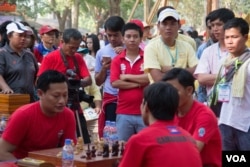 បុរសមួយក្រុមកំពុងលេងអុកនៅក្នុងឱកាសបុណ្យចូល​ឆ្នាំខ្មែរឆ្នាំមមែនៅខេត្តសៀមរាបនៃប្រទេសកម្ពុជា។