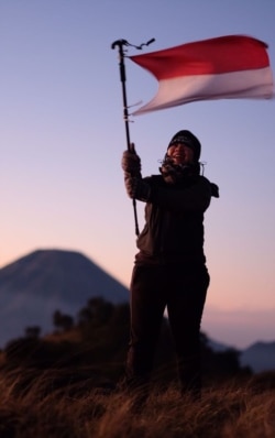 Maria mendaki gunung di saat tidak bekerja (dok. pribadi).