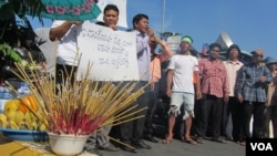 ពករដ្ឋ​​បាន​សម្តែង​ការអបអរ​សាទរ​នៅ​ពេលលោកវន់ ពៅ និង​កម្មករ​ដទៃ​ទៀត​ត្រូវ​បាន​ដោះលែងនៅ​ថ្ងៃ​៣០​ឧសភាឆ្នាំ២០១៤