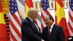 ប្រធានាធិបតី​សហរដ្ឋអាមេរិក​លោក ដូណាល់​ ត្រាំ ត្រូវ​បាន​នាយករដ្ឋមន្រ្តីវៀតណាម Nguyen Xuan Phuc ទទួលស្វាគមន៍​នៅក្នុង​ទីក្រុងហាណូយ​កាលពី​ថ្ងៃទី១២ វិច្ឆិកា ២០១៧។