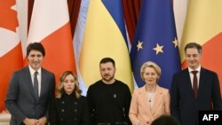 Прем’єр-міністр Канади Джастін Трюдо, прем’єр-міністерка Італії Джорджа Мелоні, президент України Володимир Зеленський, президентка Європейської комісії Урсула фон дер Ляєн та прем’єр-міністр Бельгії Александр Де Кроо після спільної прес-конференції в Києві 24 лютого 2024 року. 