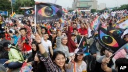 ผู้ชุมนุมสนับสนุนความหลากหลายทางเพศ ขณะรวมตัวกันสนับสนุนกฎหมายสมรสเท่าเทียมในไทเป ไต้หวัน วันที่ 10 ธันวาคม 2559 (ที่มา: AP)