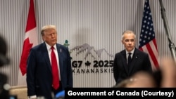2025年6月16日，美国总统唐纳德·特朗普(左)和加拿大总理马克·卡尼在阿尔伯塔省卡纳纳斯基斯举行的七国集团峰会上举行双边会晤。