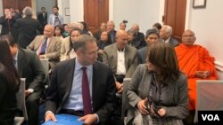 ក្រុមមន្ត្រី​គណបក្ស​សង្គ្រោះជាតិ វាគ្មិន សកម្មជន​តស៊ូមតិ ពលរដ្ឋ​ខ្មែរ-អាមេរិកាំង​មកពី​តាមបណ្តា​រដ្ឋនានា​ចូលរួម​ប្រារព្ធខួប​លើក​ទី២៨ នៃ​សន្ធិសញ្ញា​សន្តិភាព​ទីក្រុង​ប៉ារីស​នៅ​វិមាន​រដ្ឋសភា​អាមេរិក​កាលពី​ថ្ងៃចន្ទ​ទី២១ ខែតុលា ឆ្នាំ ២០១៩។ (សុខ ខេមរា/VOA)