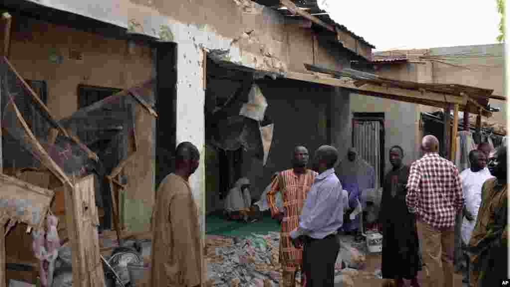 Mutane su na duba gidajen da suka lalace a sanadiyyar rokokin da 'yan Boko Haram suka cilla kan garin Maiduguri a ranar asabar da daddare. Ran lahadi ma, bam ya fashe a kasuwar Kwastam ya raunata mutane hudu, kwana guda bayan da bam ya tashi cikin wani Masallaci ya kashe mutane masu yawan gaske a garin na Maiduguri.