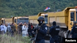 Građani sa severa Kosova protestuju na Jarinju, gde se nalaze i snage kosovske policije ROSU