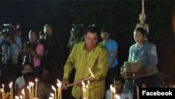 លោក​នាយក​រដ្ឋមន្ត្រី ហ៊ុន សែន ចូលរួម​អបអរ​សាទរ​ពិធីបុណ្យ​ចូលឆ្នាំ​ប្រពៃណី​ខ្មែរ ជាមួយ​នឹង​ក្រុម​គ្រួសារ​របស់​លោក និង​មន្ត្រី​រដ្ឋាភិបាល​ផ្សេងៗ​ទៀត​នៅ​ក្នុង​កម្មវិធី​អង្គរសង្ក្រាន្ត​ប្រចាំឆ្នាំ​ដែល​ប្រារព្ធ​ធ្វើឡើង​នៅ​ទឹកដី​អង្គរ ខេត្តសៀមរាប ចាប់ពី ថ្ងៃទី១៣ រហូត​ដល់​ថ្ងៃទី១៥ ខែមេសា ឆ្នាំ២០១៦។ (រូបថត​ដកស្រង់​ចេញ​ពី​ទំព័រ​ហ្វេសប៊ុក​របស់​លោក​នាយករដ្ឋ​មន្ត្រី)