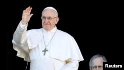 El papa Francisco saluda desde el balcón de la Basílica de San Pedro, en el Vaticano. Foto de archivo.