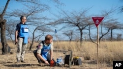 Príncipe Henry visita campo desminado pela Halo Trust em Dirico, Angola, 17 setembro 2019