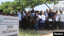 ជន​រង​គ្រោះ​ក្នុង​របប​ខ្មែរ​ក្រហម​តវ៉ា​នៅ​ខាង​ក្រៅ​តុលាការ ដើម្បី​ទាមទារ​សំណង​ជំងឺ​ចិត្ត​ពី​តុលាការ កាលពី​ថ្ងៃទី១៧ ខែតុលា ឆ្នាំ២០១៤។