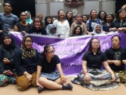 Koalisi Gerakan Perempuan Disabilitas mendukung percepatan pembahasan sekaligus pengesahan RUU Penghapusan Kekerasan Seksual. (foto: VOA/Fathiyah Wardah)