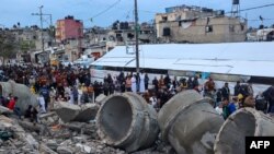 Palestinos desplazados ofrecen una oración matutina especial para iniciar el festival Eid al-Fitr, que marca el final del mes sagrado del Ramadán, frente a una mezquita destruida en Rafah, en el sur de la Franja de Gaza, el 10 de abril de 2024, en medio del conflicto en curso.