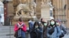Personas usando máscaras de protección en Florencia, al tiempo que Italia lucha contra un brote de coronavirus. 7 marzo 2020.