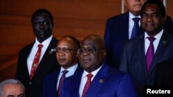 Rais wa Jamhuri ya Kidemokrasia ya Kongo, Felix Tshisekedi (Katikati).