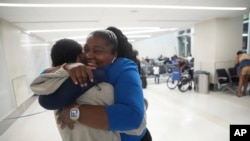 ARCHIVO - Valerie Laveus saluda a su sobrino Tristán-Ryan Malherbe Daniel cuando él y su padre llegan por primera vez a EEUU desde Haití, en Fort Lauderdale, Florida, 9 de agosto de 2023.