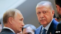 Le président russe Vladimir Poutine, à gauche, et le président turc Recep Tayyip Erdogan, lors de leur rencontre à la résidence Bocharov Ruchei dans la station balnéaire de Sotchi sur la mer Noire, le 17 septembre 2018.
