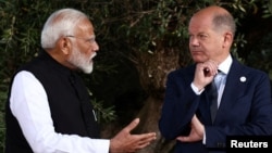 印度總理莫迪（左）與德國總理朔爾茨在義大利薩維爾特里出席七國集團峰會期間交談。 （2024年6月14日）