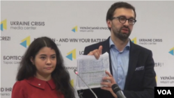 Народний депутат Сергій Лещенко (БПП) презентує "амбарну книгу" Партії регіонів