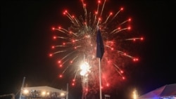 Fuegos artificiales en la Ceremonia de Inauguración Presidencial para marcar el nacimiento de una nueva república en Barbados, Bridgetown, Barbados, 30 de noviembre de 2021. REUTERS / Toby Melville / Pool