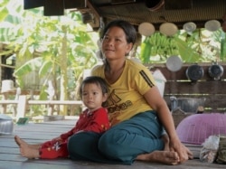 អ្នក​ស្រី បាវ ធឿ វ័យ​ ៣៧ឆ្នាំ​ ជាជន​ជាតិ​ដើម​ភាគតិច​កាវ៉ែត​ រស់នៅ​ក្នុង​ភូមិ​អូរចាយ ឃុំ​សន្តិភាព​ ស្រុកសៀមប៉ាង​ ខេត្ត​ស្ទឹងត្រែង​ នៅ​ថ្ងៃ​ទី៨ ខែ​វិច្ឆិកា​ ឆ្នាំ២០២១។ (ខាន់​ សុគុំមនោ/VOA)