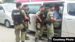 ក្រុម​កង​អន្តរាគមន៍​ពិសេស​របស់​អគ្គស្នងការ​ដ្ឋាន​នគរបាល​ជាតិ​ ប៉ុនប៉ង​ចូល​ឆែក​ឆេរ​ទីស្នាក់​កណ្តាល់​គណបក្ស​សង្គ្រោះ​ជាតិ ស្ថិត​ក្នុង​សង្កាត់​ចាក់​អង្រែលើ​ ខ័ណ្ឌ​មានជ័យ​ កាលពី​ថ្ងៃ​ ២៦​ ខែឧសភា​ ឆ្នាំ​២០១៦ នៅ​ថ្ងៃទី​ ២៦​ ខែ​ ឧសភា​ ឆ្នាំ​ ​២០១៦ រាជធានី​ភ្នំពេញ​ តែ​ដកថយ​មក​វិញ។ (រូបថត​ផ្តល់​ដោយ​អង្គការ​សិទ្ធិមនុស្ស​លីកាដូ)​