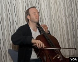 桑维克在挪威广播交响乐团排练（美国之音方正拍摄）