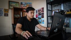 លោក ស៊្រី រដ្ឋា និស្សិតដែលទើបបញ្ចប់ការសិក្សាផ្នែកសំណង់ស៊ីវិលនៅសាកលវិទ្យាល័យផារ៉ាហ្គន កំពុងស្វែងរកការប្រកាសរើសបុគ្គលិកនៅតាមអនឡាញ កាលពីថ្ងៃទី៥ ខែកញ្ញា ឆ្នាំ២០២១។ (កាន់ វិច្ឆិកា/វីអូអេ)