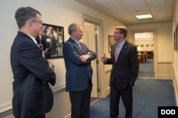 谷歌领导人施密特（中）2016年3月14日访问五角大楼 （美国国防部照片）