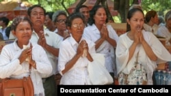 FILE-Survivors of the Khmer Rouge regime participated in the Day of Remembrance, May 20, 2015 at the Cheung Ek Genocide Museum. (Photo/Documentation Center of Cambodia)
