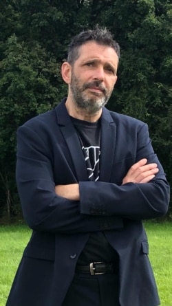 位于法国巴黎的纪录片导演洛克维兹(Alain Lewkowicz)