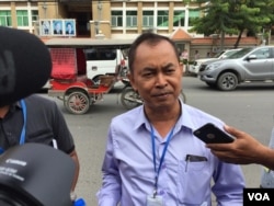 លោក យី សុខសាន្ត មន្រ្តី​ការពារ​សិទ្ធិ​មនុស្ស​អាដហុក ដែល​រង​ការជាប់ចោទ​ពី​បទ​សូកប៉ាន់​សាក្សី ផ្តល់សម្ភាសន៍​ដល់​អ្នកសារព័ត៌មាន​ក្រោយ​ចេញ​ពី​សាល​សវនាការ នៅ​ខាងក្រៅ​តុលាការ​រាជធានី​ភ្នំពេញ នៅ​ថ្ងៃទី២៧ ខែសីហា ឆ្នាំ២០១៨។