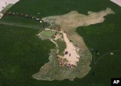 Radnici sade cveće u oblik Korejskog poluostrva u znak želje za uspešnom interkorejskom samitu u Seul plazi u Seulu, Južna Koreja, 13. aprila 2018. Severnokorejski lider Kim Džong Un sastaće se sa južnokorejskim predsednikom Mun Đae Inom 27. aprila na granici.