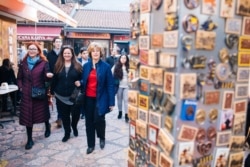 Direktorica USAID BiH Nancy Eslick (u sredini) šeta Sarajevom. (Izvor: USAID BiH)