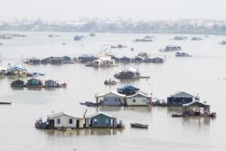 រូប​ឯកសារ៖ ​ទិដ្ឋភាព​ផ្ទះ​បណ្តែត​ទឹក​របស់​ប្រជា​នេសាទ​ជាង​១០០​គ្រួសារ​នៅលើដង​ទន្លេសាប​ ​ខាងជើង​ស្ពាន​ជ្រោយចង្វារថ្មី​ ដែលផ្លាស់​ទី​ដើម្បី​ការពារ​មិនឲ្យ​ត្រីស្លាប់​ក្នុងបែ​ដោយ​កត្តា​អាកាស​ធាតុ​ក្តៅ​ នៅរាជធានីភ្នំពេញ នៅថ្ងៃទី​ ០២ ខែឧសភា​ ឆ្នាំ២០១៧។ (ខាន់ សុគុំមនោ/វីអូអេ)