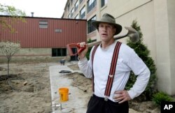 Nyu-Gemshir shtatidan Stiven Fokner maishiy xizmat ko'rsatuvchi biznesi uchun chet eldan ishchi kerakligini aytadi. Mahalliy odamlar bu ishlarni qilmaydi, deydi u.