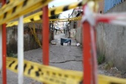 បារ៉ាស និងខ្សែរចងបិទផ្លូវចូលតំបន់ក្រហម ក្នុងសង្កាត់បឹងសាឡាង ខណ្ឌទួលគោក ក្នុងអំឡុងពេលបិទខ្ទប់ នៅរាជធានីភ្នំពេញ នៅថ្ងៃទី២៣ ខែមេសា ឆ្នាំ២០២១។ (កាន់ វិច្ឆិកា/វីអូអេ)