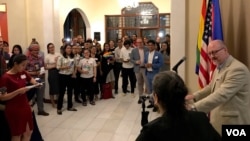 អនុប្រធាន​ស្តីទី​របស់​ស្ថានទូត​អាមេរិក​ប្រចាំ​កម្ពុជា លោក Gary Anderson ថ្លែង​នៅក្នុង​ការប្រារព្ធ​ការជួបជុំ​ដើម្បី​អបអរ​ ខែមោទនភាព​សម្រាប់​អ្នកស្រឡាញ់ភេទ​ដូចគ្នា ឬ ខែមោទនភាព Pride Month ដែល​ធ្វើឡើង​នៅ​ឯ​និវេសនដ្ឋាន​របស់​ស្ថានទូត​អាមេរិក នៅថ្ងៃទី២៦ ខែមិថុនា ឆ្នាំ២០១៩។ (នៅ វណ្ណារិន/VOA)